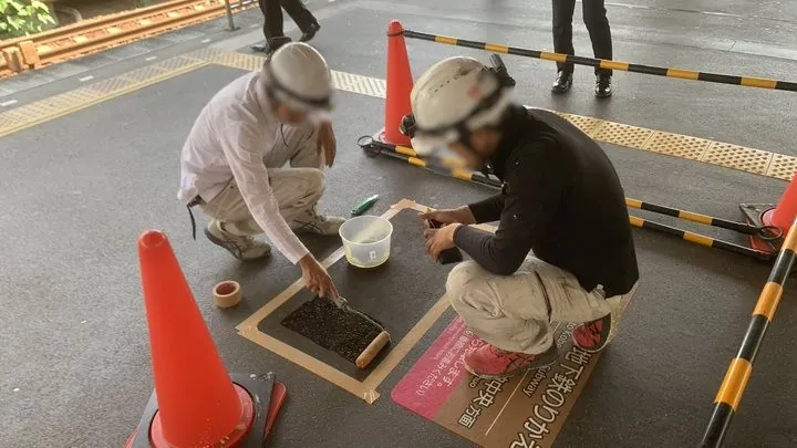 現場で看板を取り付けている様子