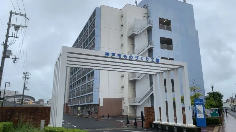 看板の塗装作業の様子
